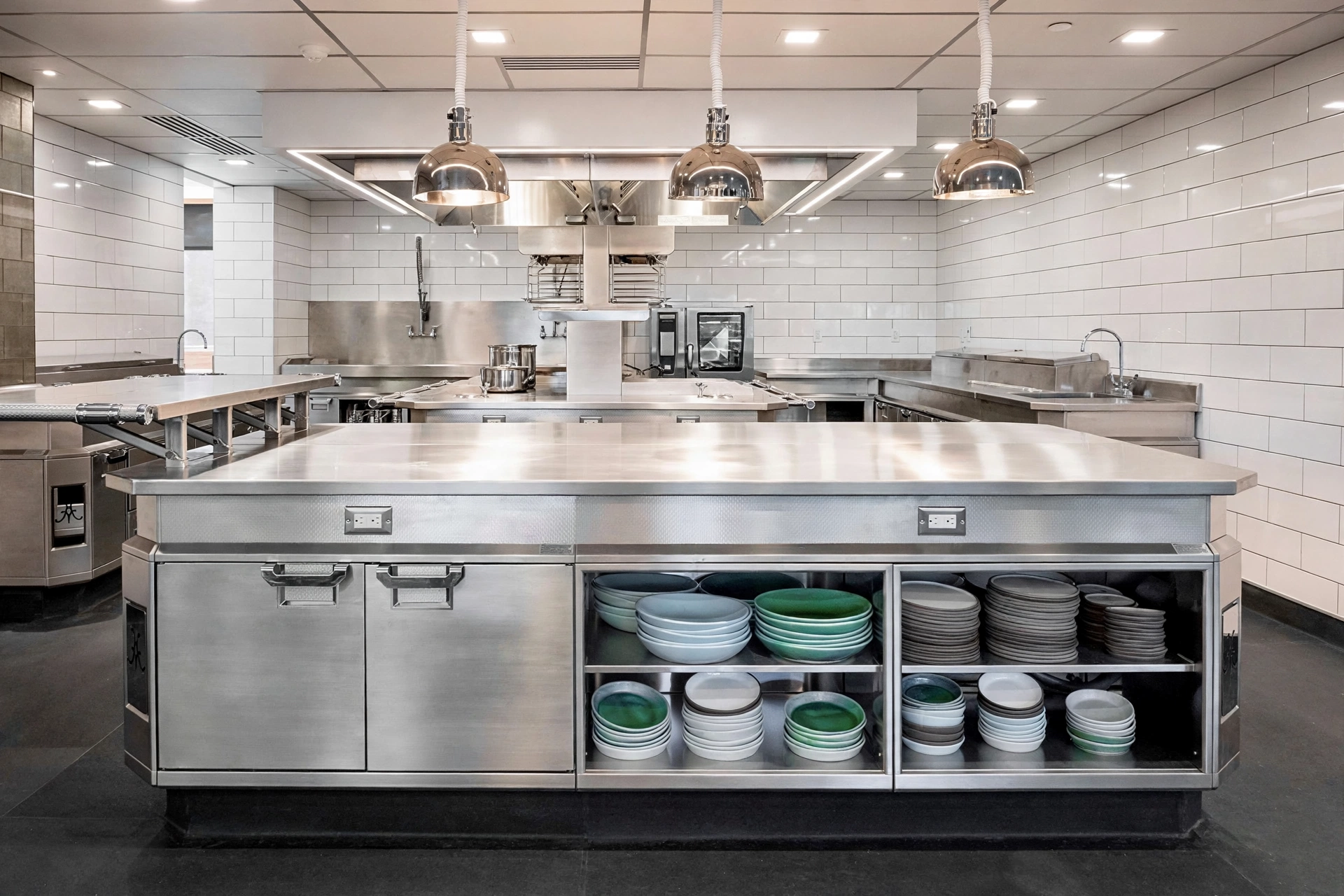 Pesan meja stainless steel custom sesuai kebutuhan dapur restoran, catering, hotel, rumah sakit, dan dapur MBG. Higienis, kuat, dan mudah dibersihkan.