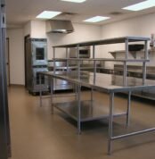 meja with double overshelf