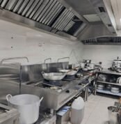 Meja Dapur Stainless, Pilihan Ideal untuk Kebutuhan Dapur Komersial