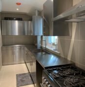 Perpaduan Desain Modern dan Ketahanan Maksimal untuk Dapur Impian Anda.