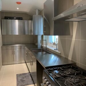 Perpaduan Desain Modern dan Ketahanan Maksimal untuk Dapur Impian Anda.