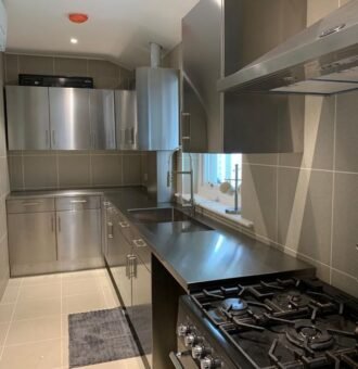 Perpaduan Desain Modern dan Ketahanan Maksimal untuk Dapur Impian Anda.